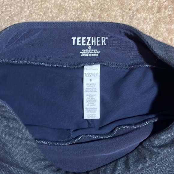 Adorable stretch denim skort with faux laces, size small, New without tags - Picture 3 of 7